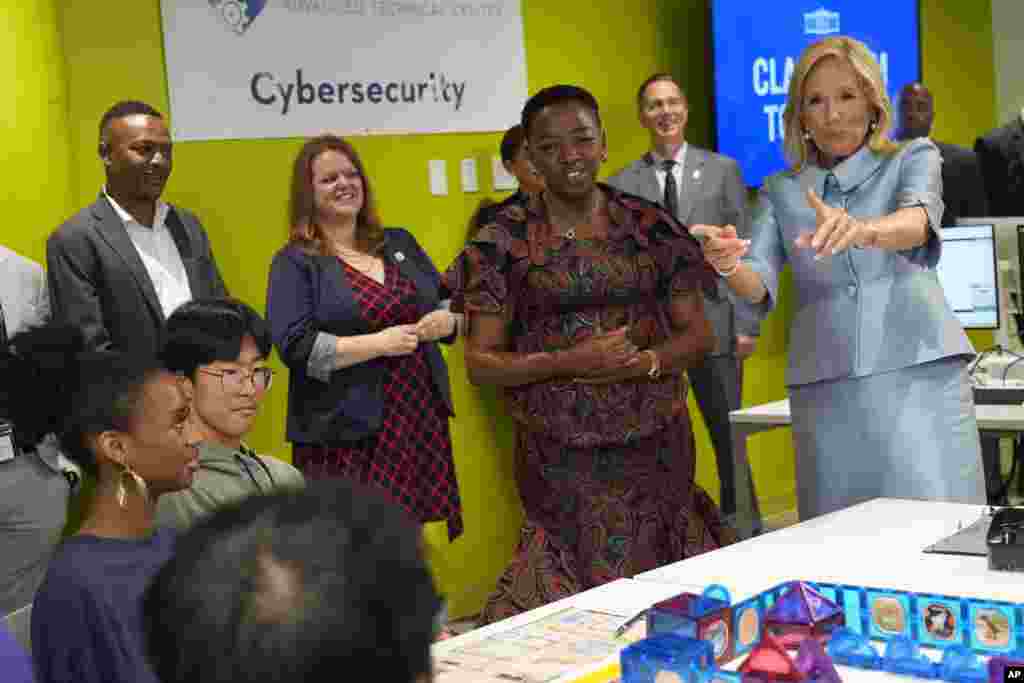 A primeira-dama Jill Biden&nbsp; (direita), e a primeira-dama do Quénia, Rachel Ruto, falam com alunos numa aula de cibersegurança no Centro Técnico Avançado, quinta-feira, 23 de maio de 2024, em Washington.