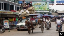 Nền kinh tế của Miến Điện đã bị suy sụp gần như hoàn toàn sau nửa thế kỷ nằm dưới sự cai trị và quản lý sai trái của tập đoàn quân nhân