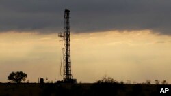 미국 텍사스주 케네디 인근의 석유 굴착 장치. (자료사진)
