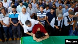 Un famille en deuil après l'attentat suicide qui a visé un mariage à Gaziantep, Turquie, le 21 août 2016. 