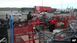 Un hombre busca artículos dejados en el estacionamiento de una tienda Target en Minneapolis tras una noche de saqueos el 29 de mayo de 2020.