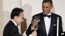 13일 저녁 국빈만찬에서 건배하는 오바마 미국 대통령(우)과 이명박 한국 대통령(좌)