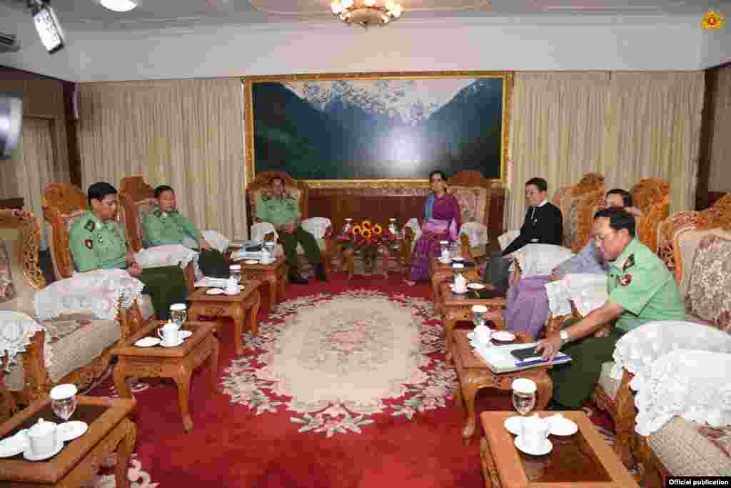 ေဒၚေအာင္ဆန္းစုၾကည္နဲ႔ တပ္မေတာ္ကာကြယ္ေရး ဦးစီးခ်ဳပ္ ဗိုလ္ခ်ဳပ္မွဴးႀကီး မင္းေအာင္လိႈင္တို႔ ေတြ႔ဆံု (ၾသဂုတ္လ ၈ ရက္ေန႔ ၂၀၁၆) ( Myanmar State Counsellor Office)
