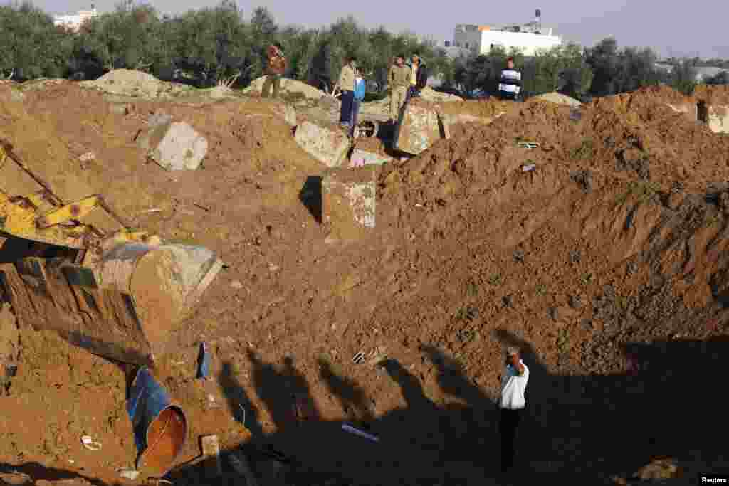 Israel carried out an airstrike against a Gaza militant, hitting a training camp in Khan Younis, southern Gaza Strip, Jan. 19, 2014. 