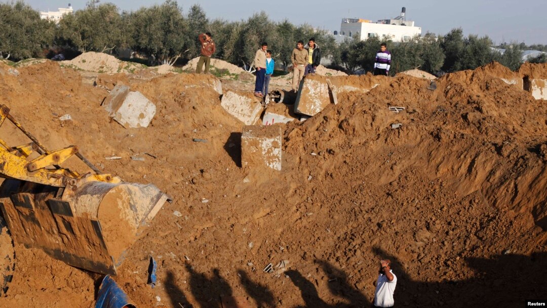 Warga Palestina memeriksa sebuah kamp pelatihan yang hancur akibat serangan udara Israel di Khan Younis, Jalur Gaza Minggu (19/1). 
