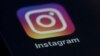 ikon aplikasi Instagram pada layar perangkat seluler di New York, 23 Agustus 2019. Facebook mengatakan sedang mengerjakan Instagram untuk anak di bawah 13 tahun. (Foto: AP)