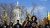 Mahasiswa tengah berbicara kepada orang banyak selama demonstrasi di University of Missouri. (Foto: AP/Jeff Roberson)