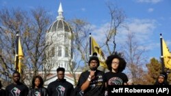 Mahasiswa tengah berbicara kepada orang banyak selama demonstrasi di University of Missouri. (Foto: AP/Jeff Roberson)