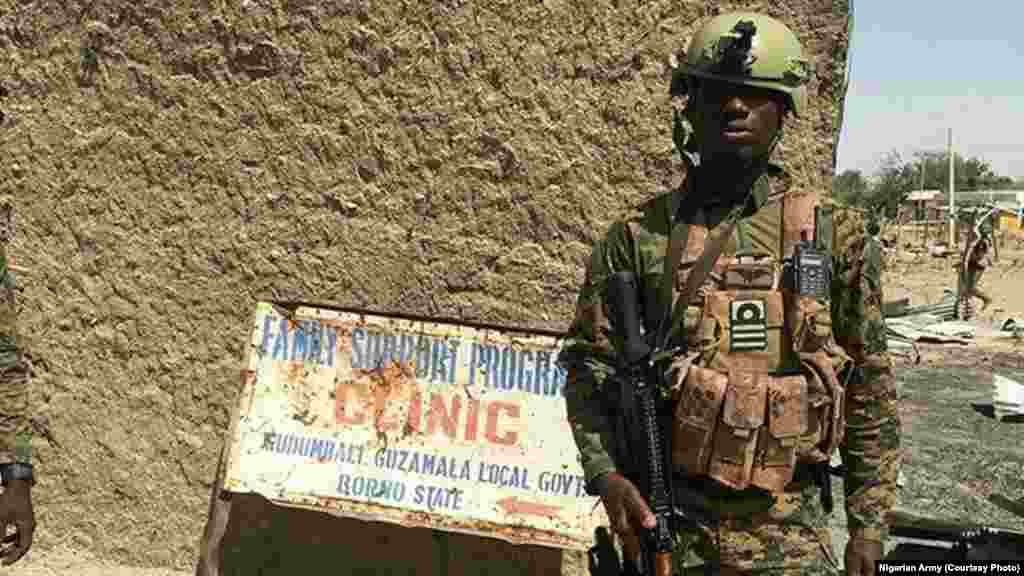 Wani sojan Najeriya a garin Gudumbali dake Jihar Borno. An samu hoton bayan da zaratan sojojin Najeriya suka sake fatattakar &#39;yan Boko Haram daga garin dake Jihar Borno