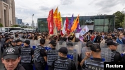 Li Stenbolê (Tirkiye), di 15ê Îlona 2026an de, mirov li ber Dadgehê desteserkirinên kesên ji civaka LGBTQ protesto dikin.