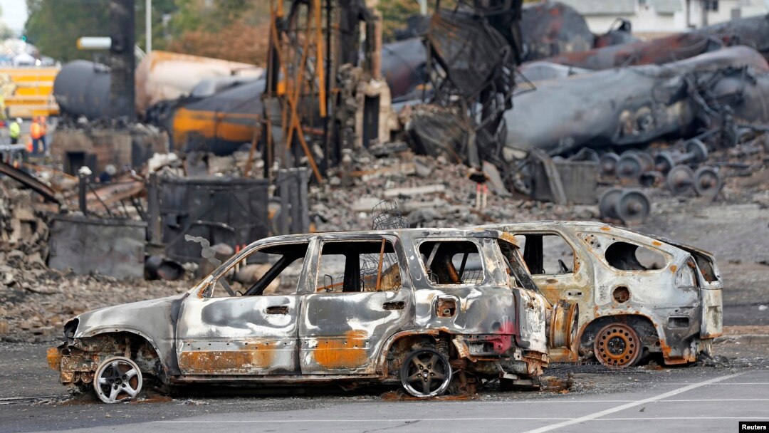 Mobil-mobil yang terbakar hangus terlihat di dekat lokasi ledakan tangki minyak di Lac Megantic, Quebec, Kanada (9/7).
