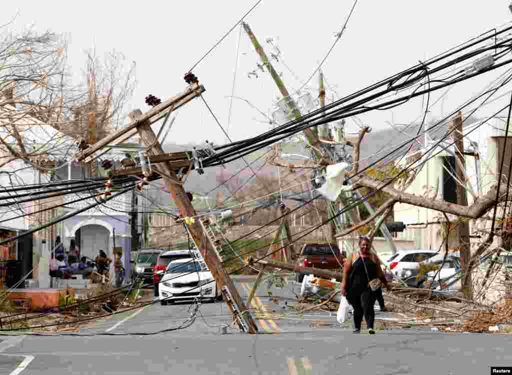 Tiang dan kawat listrik berserakan di jalan setelah badai Maria melanda kota Frederiksted, St. Croix, Virgin Islands, Amerika.