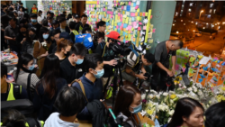 香港民众星期五晚间(11月8日) 悼念警方在将军澳清场过程中离奇坠楼身亡的香港科大学生周梓乐。美国之音图片/郁岗拍摄
