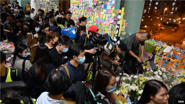 香港民众11月8日 悼念警方在将军澳清场过程中离奇坠楼身亡的香港科大学生周梓乐。美国之音图片/郁岗拍摄
