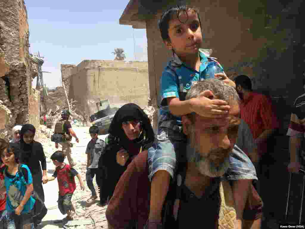 Iraqi civilians flee fighting against Islamic State militants in the Old City of Mosul, Iraq, July 1, 2017.