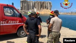 Petugas pemadam kebakaran Italia dari unit Nuklir Biologi Kimia Radiologi (Nuclear Biological Chemical Radiological/NBCR) di lokasi bekas ledakan di pelabuhan Beirut, Lebanon, 9 Agustus 2020. (Foto: Vigili del Fuoco via Reuters)