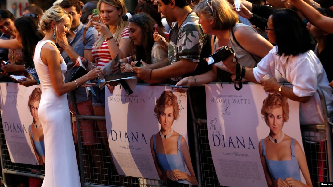 Cast member Naomi Watts of Australia, who plays the title role, signs autographs before the world premiere of "Diana" at Leicester Square in London, Sept. 5, 2013. 
