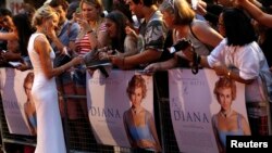 Cast member Naomi Watts of Australia, who plays the title role, signs autographs before the world premiere of "Diana" at Leicester Square in London, Sept. 5, 2013. 