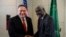 Secrétaire d'Etat ya Etats-Unis Mike Pompeo (G) na mokambi ya Union africaine Moussa Faki Mahamat na ndako ya UA na Addis Abeba, Ethiopie, 18 février 2020.
