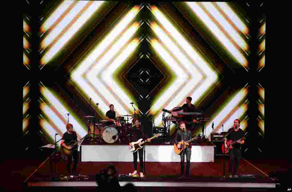 Band OneRepublic tampil di akhir acara Apple di Auditorium Bill Graham Civic di San Francisco, California.&nbsp;​(AP/Eric Risberg)