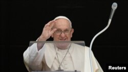 Kiongozi wa kanisa Katiliki Papa Francis akipungia mkono waumini mjini Vatican