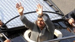 محمود احمدی نژاد از داخل یک خودروی ضد گلوله دست تکان می دهد