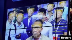 El público experimenta con tecnología de reconocimiento facial durante la Exposición de Seguridad Pública de China, en Shenzhen, 30-10-17.