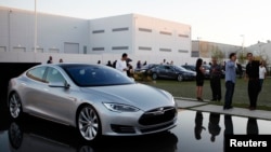 People arrive to see Tesla officials demonstrate carmaker's new battery swapping program, Hawthorne, Calif., June 20, 2013.