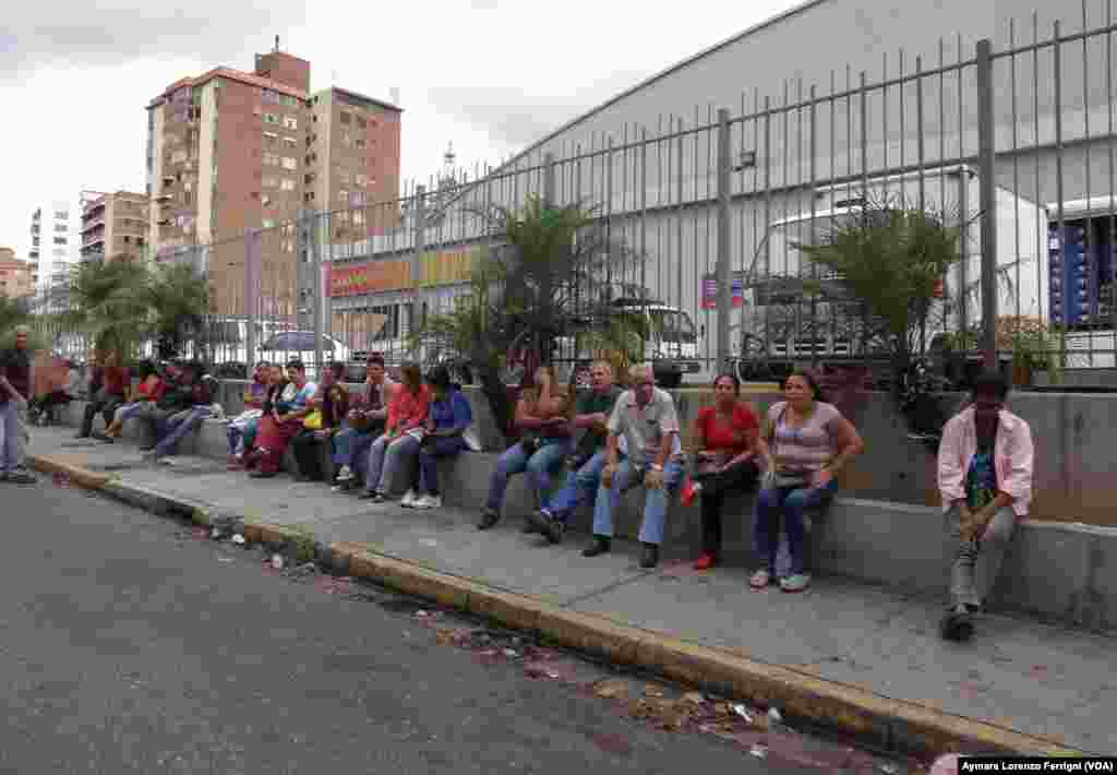 Venezolanos hacen fila muy temprano para comprar los alimentos básicos.