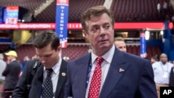 Paul Manafort parle aux journalsites lors de la convention républicaine, Cleveland, 17 juillet 2016.