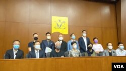 香港22名民主派立法會議員8月12日發表聯合聲明表示，中國人大決定現屆立法會將延任”不少於一年”，是白紙黑字與《基本法》第69條”每屆任期四年”的規定相違背。(美國之音湯惠芸攝）