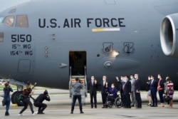 三位美國會參議員搭乘美軍機抵達台北松山機場。（2021年6月6日）