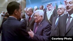 Presiden Palestina Mahmoud Abbas menyampaikan apresiasi kepada Presiden Indonesia Joko Widodo (kiri) atas dukungan kuat Indonesia kepada Palestina, dalam KTT OKI di Istanbul, Turki hari Rabu (13/12). (Courtesy: Setpres RI).