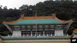 آسٹریلیا کے شہر کینز میں چاند سورج کی روشنی کو اور بادل اس منظر کو ڈھانپ رہے ہیں