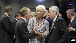 22일 룩셈부르크에서 열리고 있는 유로존 재무장관 회담에 참석한 뤽 프리덴 룩셈부르크 재무장관(왼쪽), 크리스틴 라가르드 IMF총재(가운데), 장 클로드 융커 유로존 의장(오른쪽).