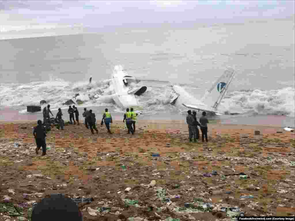 Des secouristes et les services de sécurité en activités près de l’épave de l’avion abîmé sur la côte, au Port Bouet, Abidjan, Côte d’Ivoire, 14 octobre 2017. (Facebook/Ivoirmixdj.com)