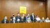 香港22名民主派立法会议员8月12日发表联合声明表示，中国人大决定现届立法会将延任”不少于一年”，是白纸黑字与《基本法》第69条”每届任期四年”的规定相违背。 (美国之音汤/惠芸摄）