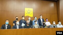 香港22名民主派立法会议员8月12日发表联合声明表示，中国人大决定现届立法会将延任”不少于一年”，是白纸黑字与《基本法》第69条”每届任期四年”的规定相违背。 (美国之音汤/惠芸摄）