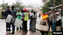 Les habitants de Beni bloquent la route en protestation contre la série de tueries à Beni dans le Nord-Kivu, République Démocratique du Congo, le 22 octobre 2014. 