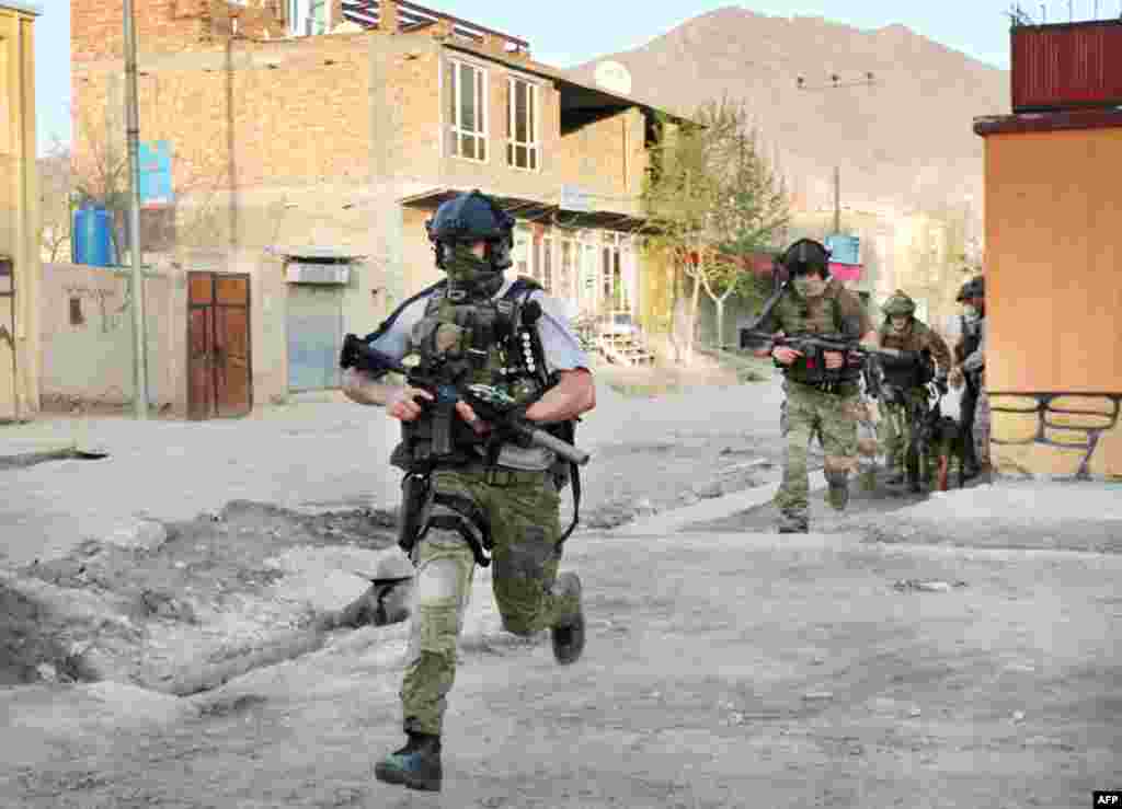 NATO soldiers run during a gun battle in Kabul, April 15, 2012. (AP)