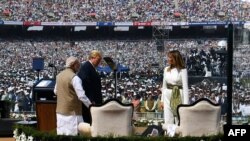 Tổng thống Mỹ Donald Trump (giữa), Đệ nhất phu nhân Melania Trump (phải) và Thủ tướng Ấn Độ Narendra Modi.