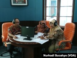 Narasumber dalam sebuah bincang-bincang di studio RRI Stasiun Yogyakarya. (Foto: Nurhadi Sucahyo/VOA)