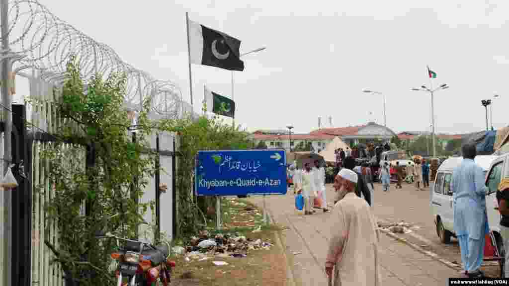 شاہراہ دستور اور اس کے گردونواح کا علاقہ عام دنوں میں غیر متعلقہ افراد کے لیے ممنوع ہوتا ہے۔