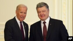 Mataimakin Shugaban Amurka Joe Bidenda shugaban Ukraine Petro Poroshenko jiya a Kiev