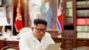 En esta foto sin fecha facilitada por el gobierno de Corea del Norte el domingo 23 de junio de 2019, el gobernante norcoreano Kim Jong Un lee una carta del mandatario estadounidense Donald Trump. (Agencia Telegráfica Central de Corea/Korea News Service vía AP)