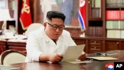 En esta foto sin fecha facilitada por el gobierno de Corea del Norte el domingo 23 de junio de 2019, el gobernante norcoreano Kim Jong Un lee una carta del mandatario estadounidense Donald Trump. (Agencia Telegráfica Central de Corea/Korea News Service vía AP)