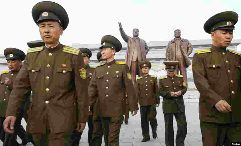 북한 인민군 창건 85주년을 맞은 25일, 군인들이 평양 만수대 언덕의 김일성&middot;김정일 동상에 헌화한 후 돌아가고 있다.
