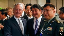 De gauche à droite, le secrétaire américain à la Défense, Jim Mattis, le ministre japonais de la Défense, Itsunori Onodera, et le vice-président de l'Académie de science militaire, He Lei, à Singapour, 2 juin 2018.