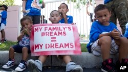 Niños migrantes detenidos por la patrulla fronteriza están siendo reubicados en centros de detención y albergues mientras esperan su cita con el juez