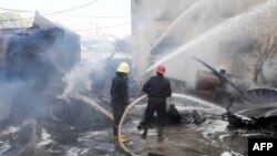 敘利亞阿拉伯新聞社發表的照片顯示2012年8月15日聯合國敘利亞觀察團在大馬士革下榻的酒店附近發生炸彈爆炸事件之後，救火隊員正在滅火。